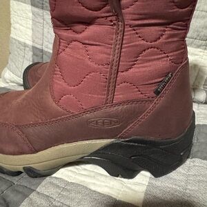 Keen Women's Quilted Boots - Burgundy